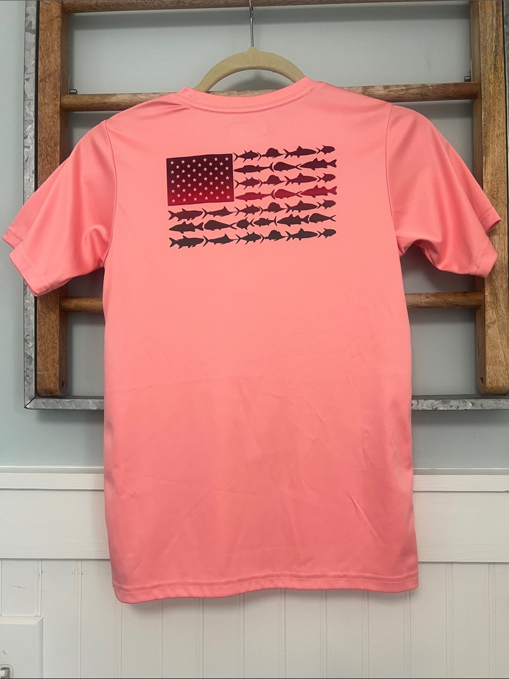Boys Columbia PFG performance shirt, size medium American flag with Fish